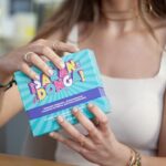Componentes de SARANDONGA juego musical de cartas para fiestas